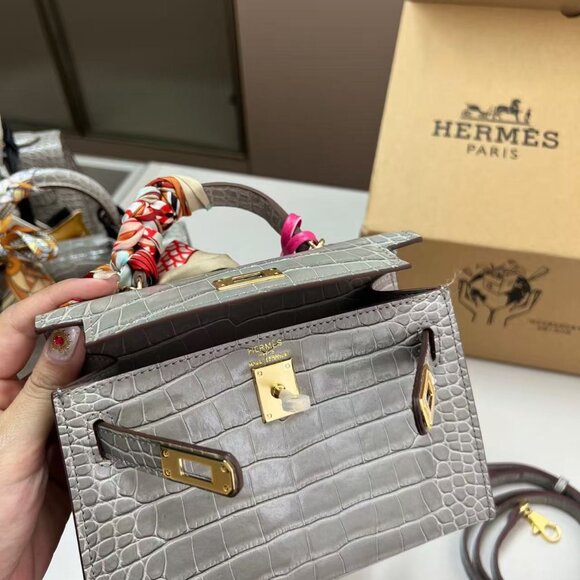 Classic Hermes Bag: A Stylish and Versatile Choice for Elegance - Picture 5 of 10